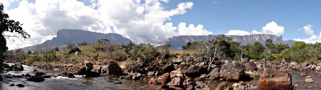 The two tepuis, Kukenán on the left, Roraima on the right.