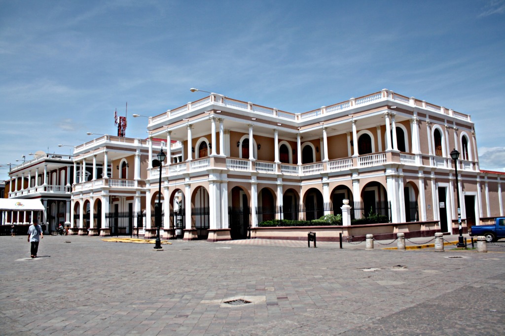 Colonial buildings on Plaza de la Independencia.